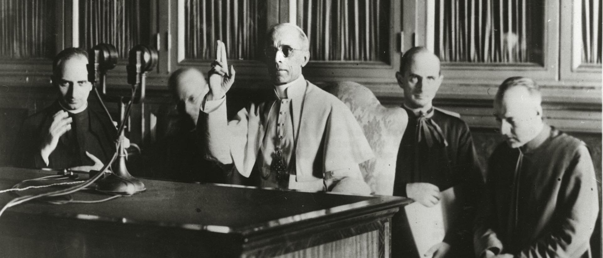 Papst Pius XII. während einer Radioansprache im Jahr 1941 im Vatikan.