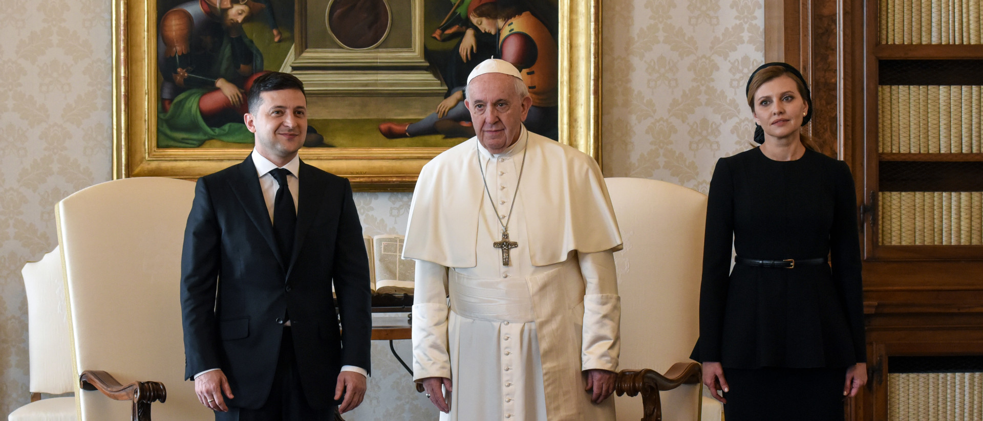 Der Präsident der Ukraine, Wolodymyr Selenskyj mit Ehefrau Olena Selenska bei Papst Franziskus am 8. Februar 2020 im Vatikan.