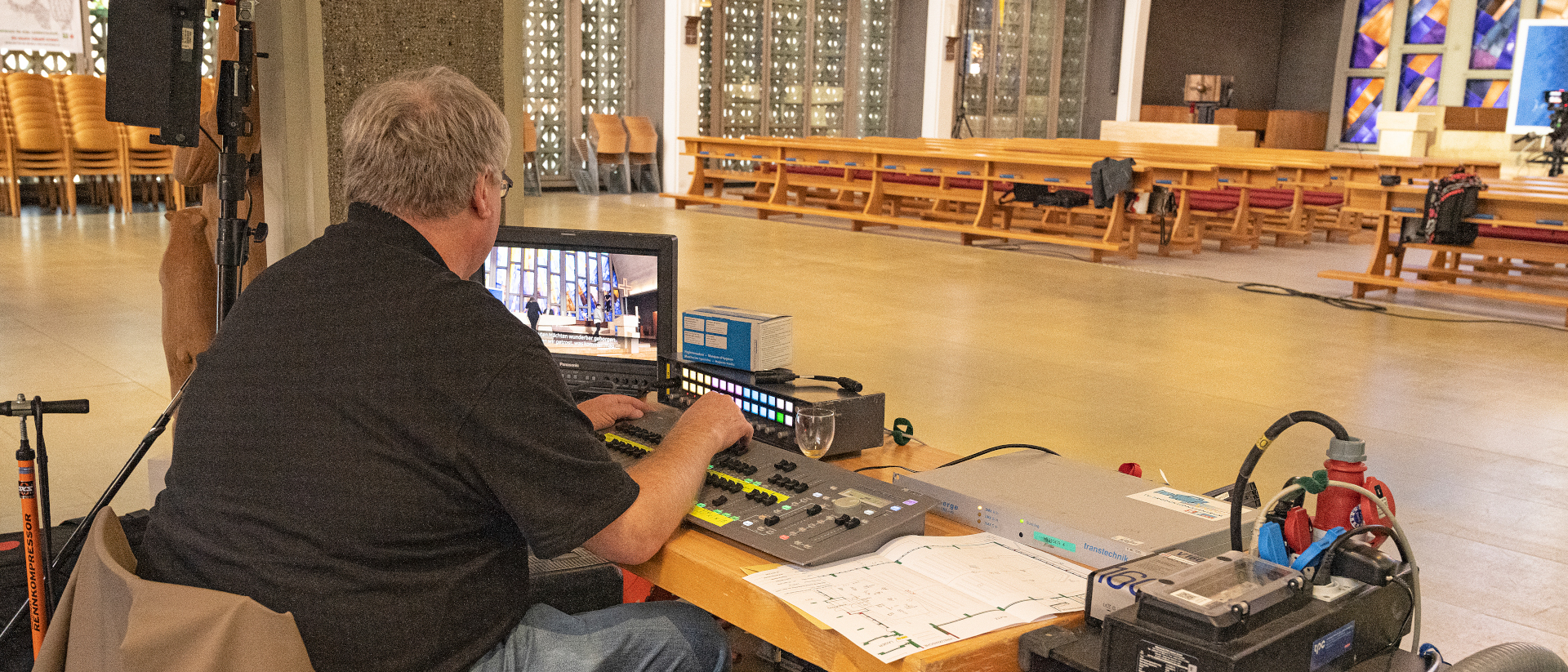 Fernsehtechniker bei der Arbeit
