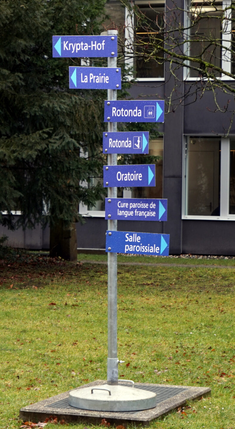 Wegweiser auf dem Gelände der "Dreif".