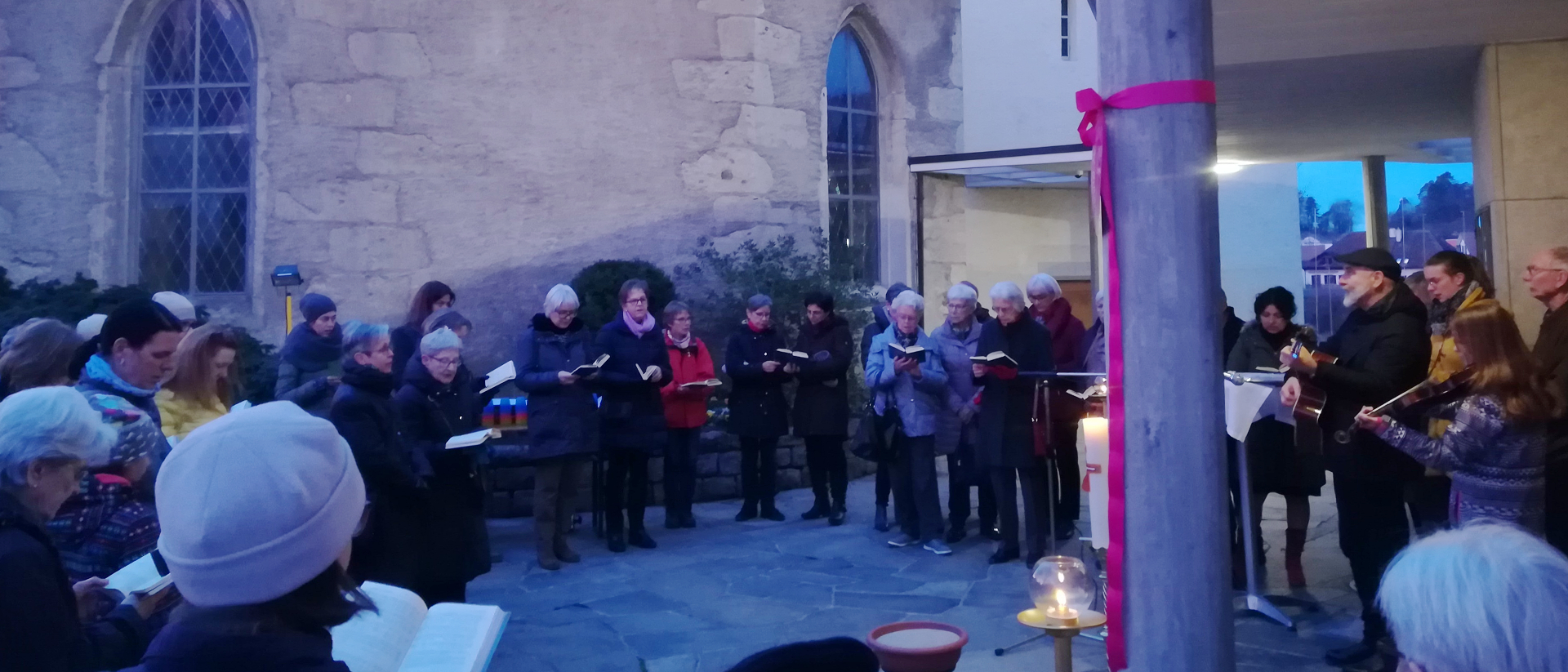 Gläubige feierten in Würenlos AG am 22. Februar 2020 einen Gottesdienst vor der Kirchentüre.