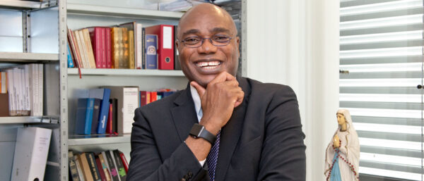 Bischofsvikar Valentine Koledoye stammt aus Nigeria.