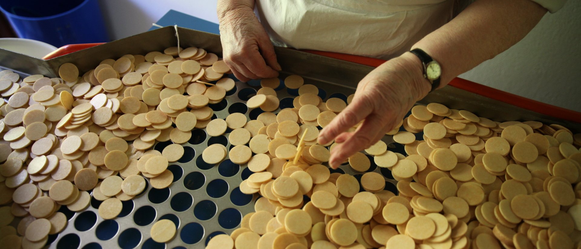 Hostien werden oft in Klöstern gebacken. Hier: Hostienbäckerei der Bernardinerinnen von Colombay.