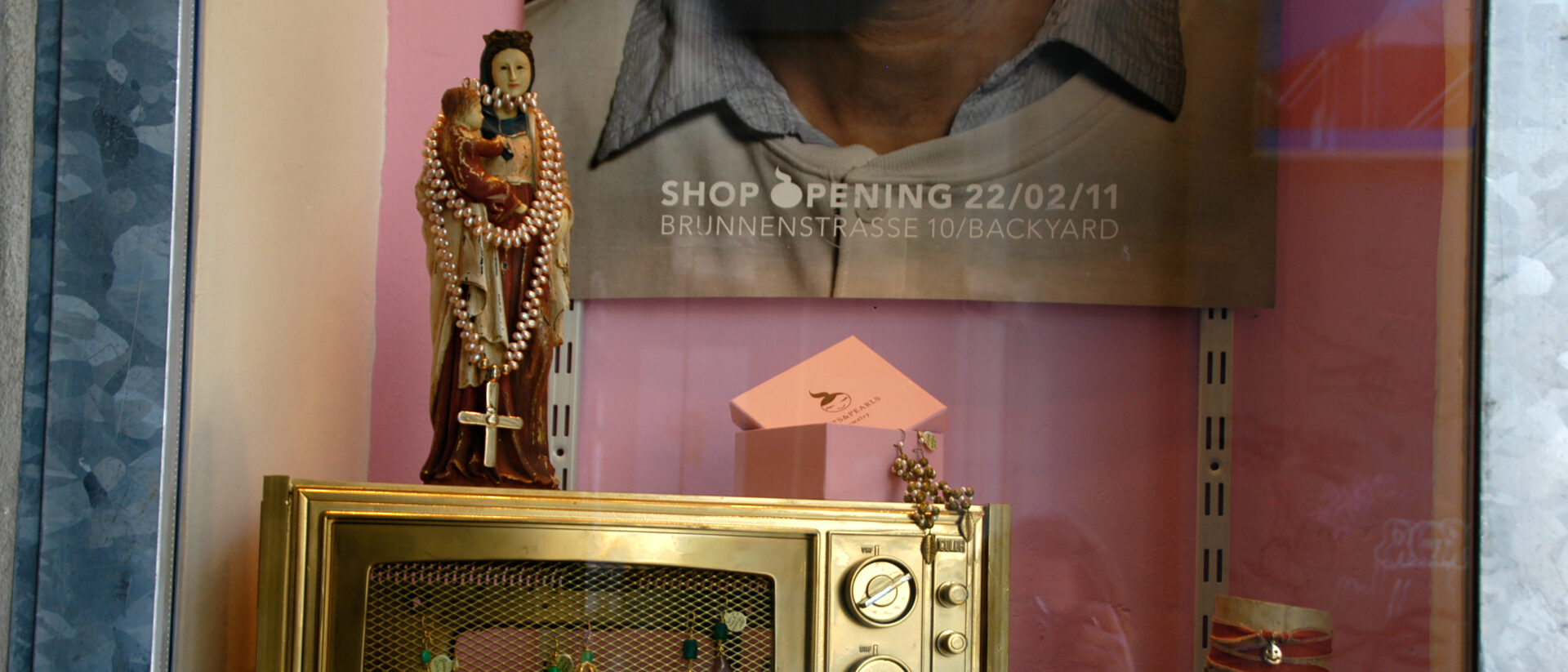 Marienfigur in einem Schaufenster in der Brunnenstrasse in Berlin-Mitte.