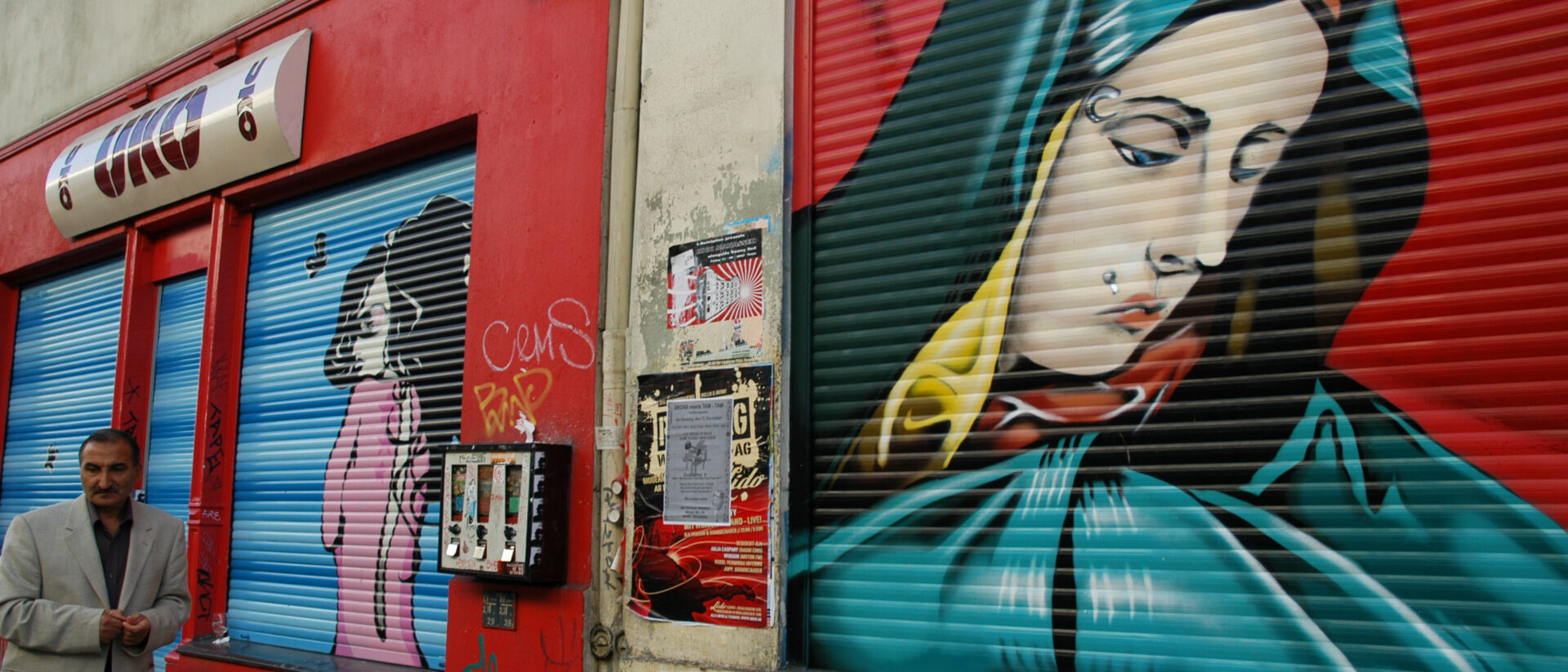 Streetart-Maria an einem Laden in Berlin-Kreuzberg.