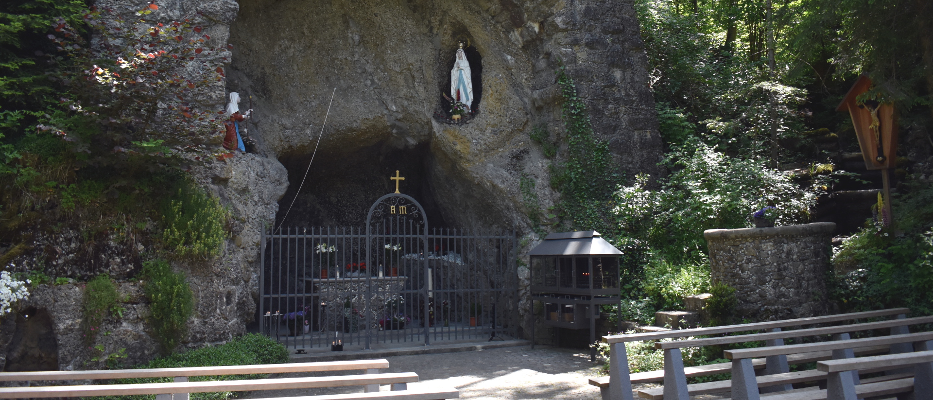 Die Lourdes-Grotte ist dem Pilgerort in Frankreich nachempfunden.