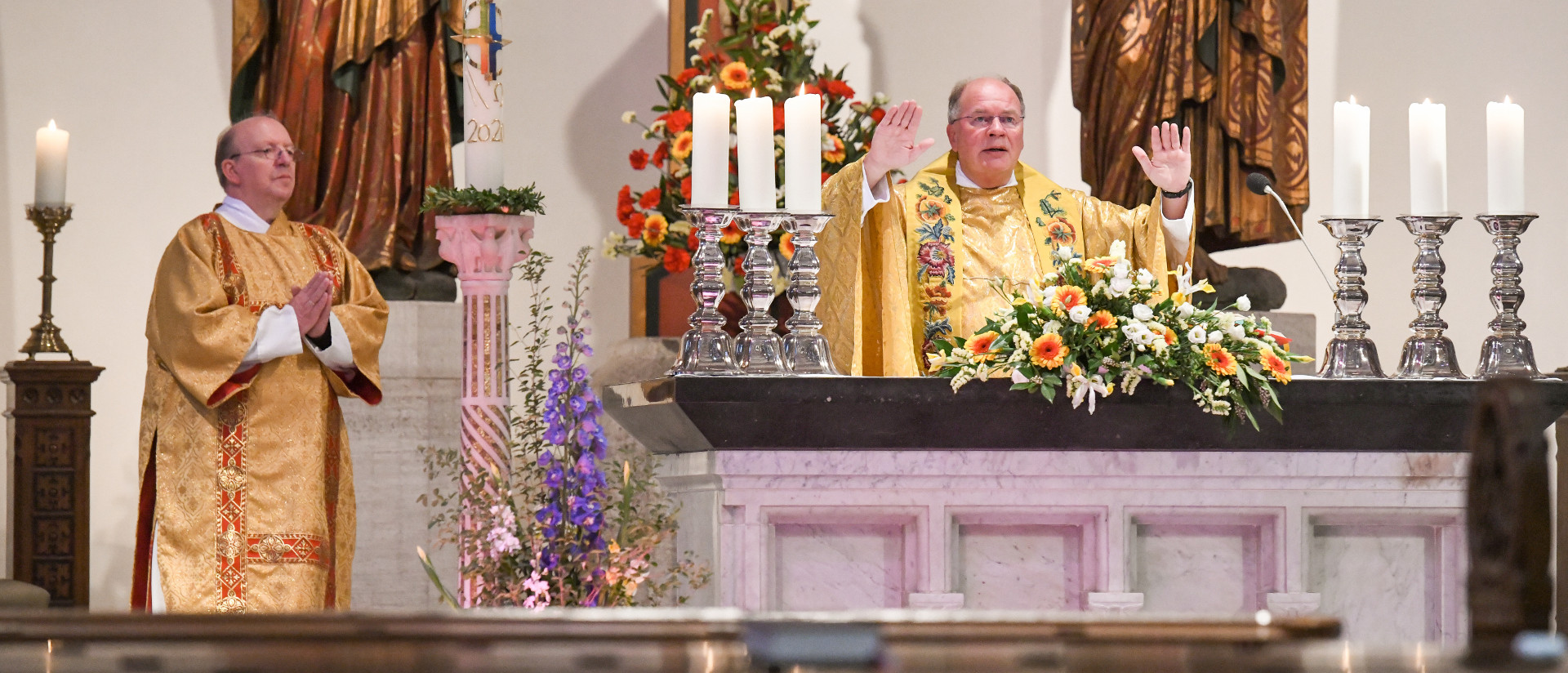 Priester am Altar.