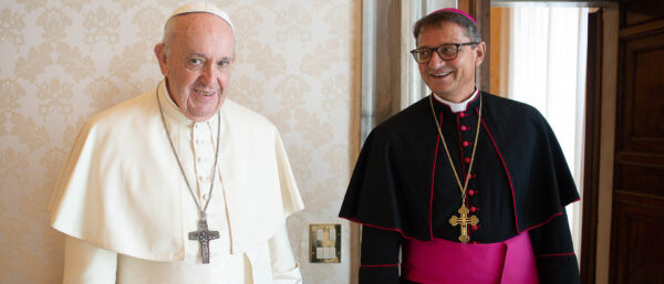Papst Franziskus mit Bischof Felix Gmür am 29. August 2020.