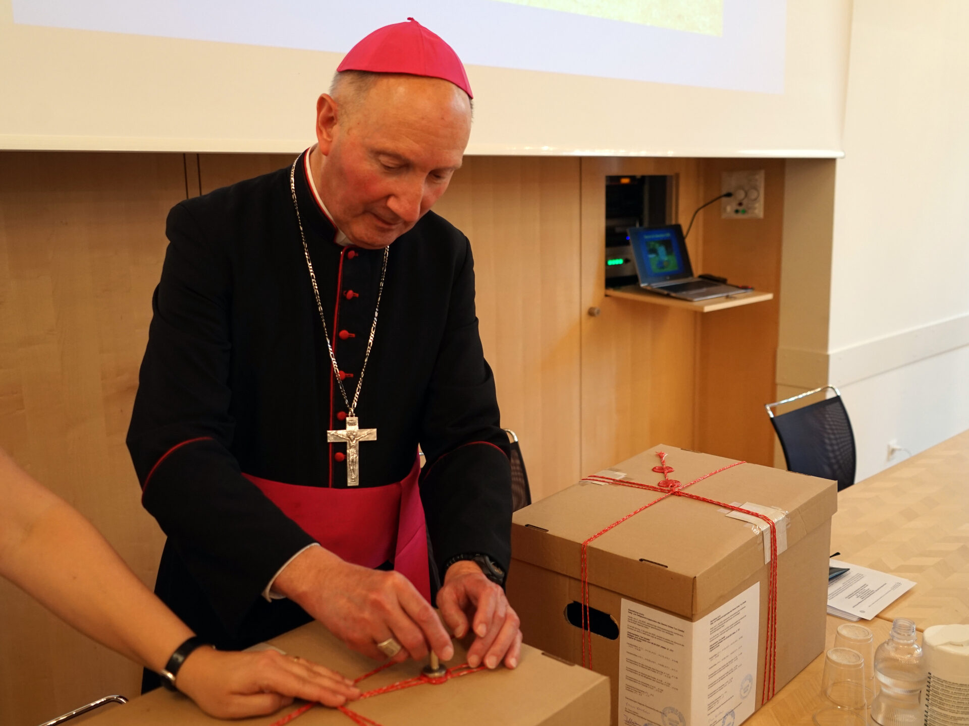 Ab nach Rom: Bischof Peter Bürcher versiegelt Pakete für das Seligsprechungsverfahren des Opus-Dei-Mannes Toni Zweifel.