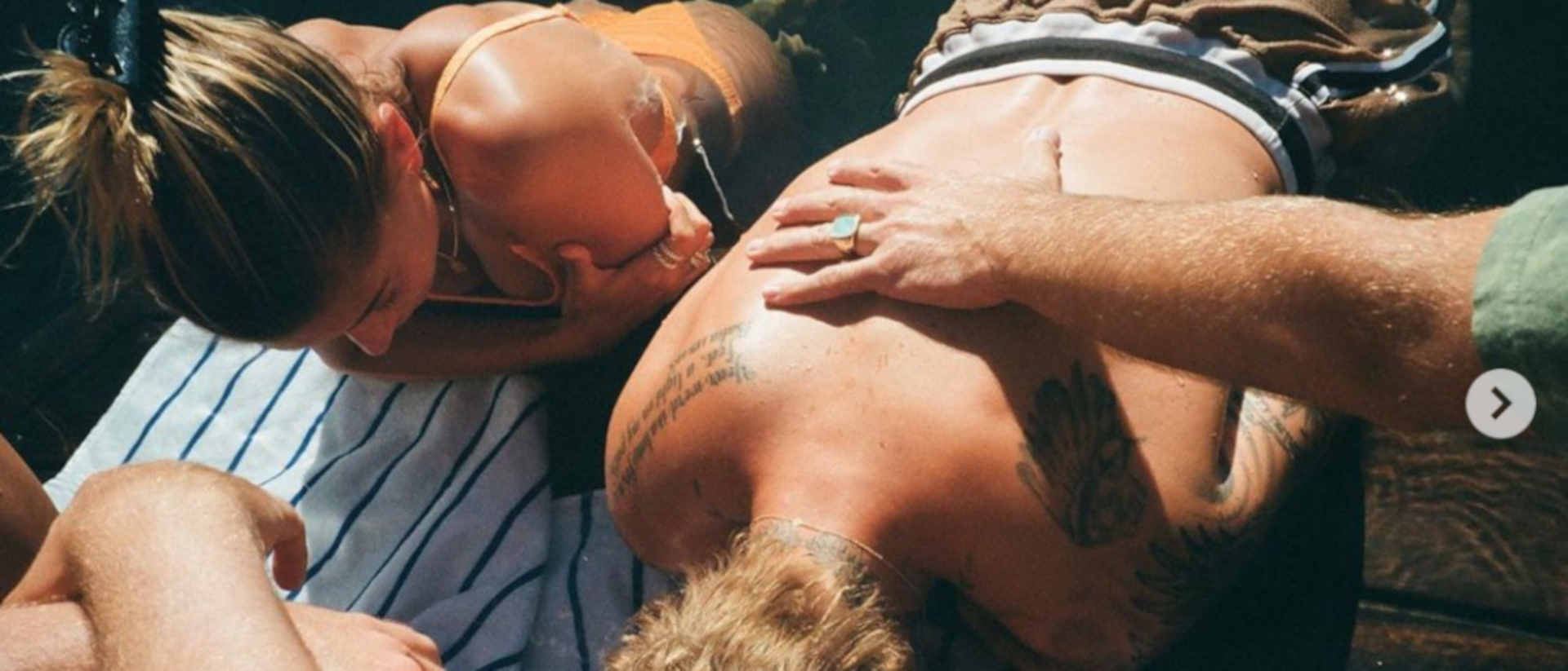 Screenshot von Haily Rhode Baldwin und Justin Bieber bei ihrer Taufe