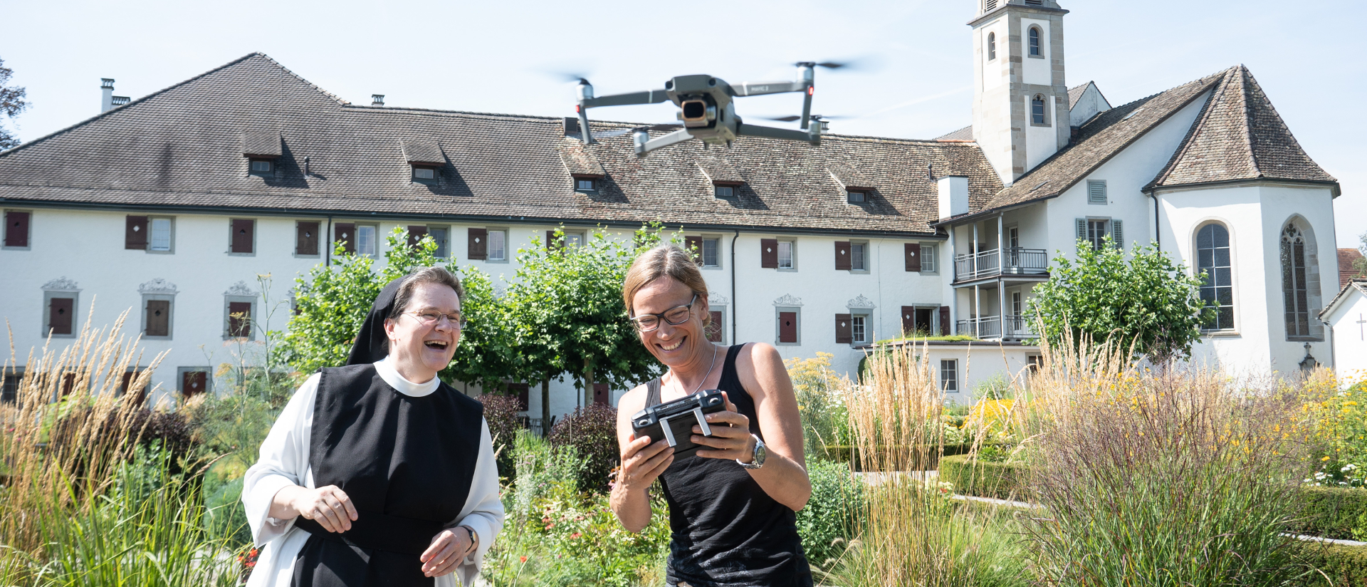 Schwester Andrea Fux, die Leiterin des Mädcheninternats der Zisterzienserinnen-Abtei Mariazell Wurmsbach, und die Videografin Dolores Rupa filmen mit einer Drohne für ihr Video-Projekt "Sie fragen - wir antworten" im Garten des Klosters.