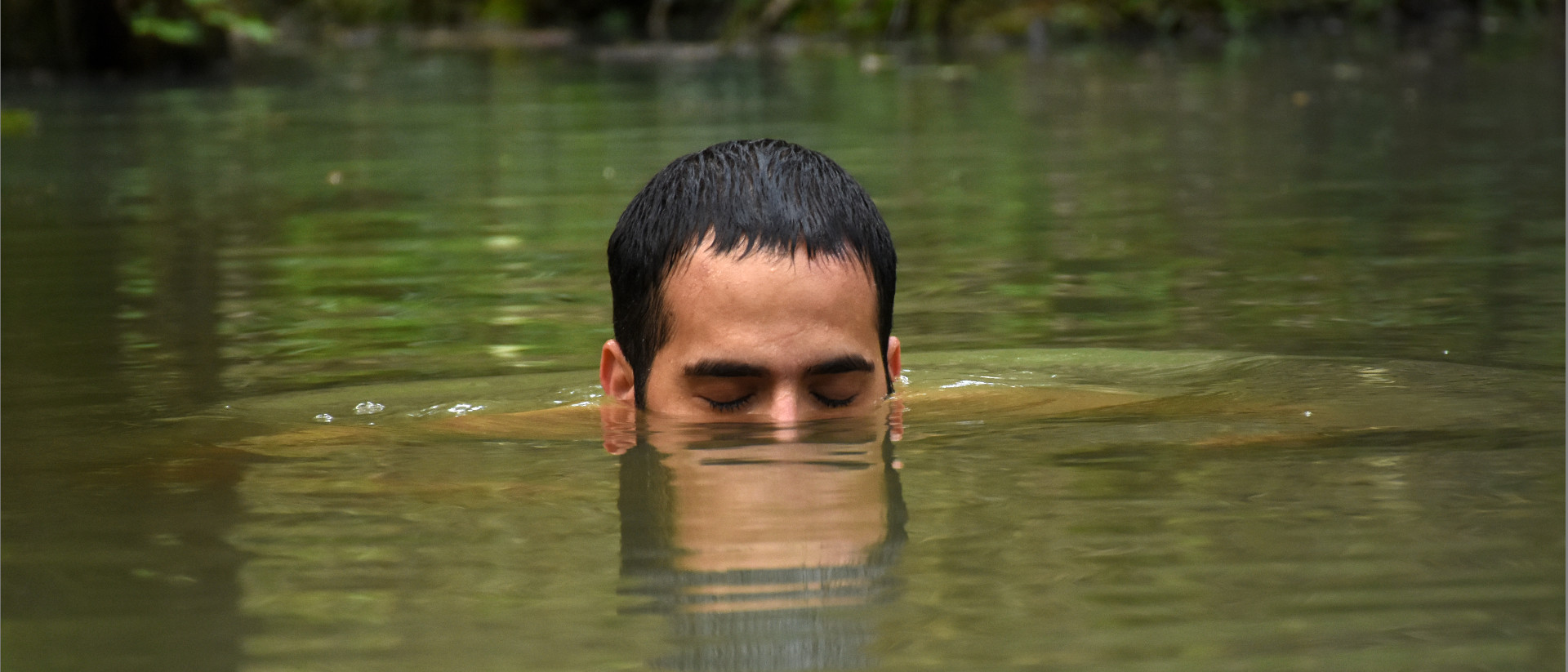 Javad (Mohammad Valizadegan) schwimmt im Teich