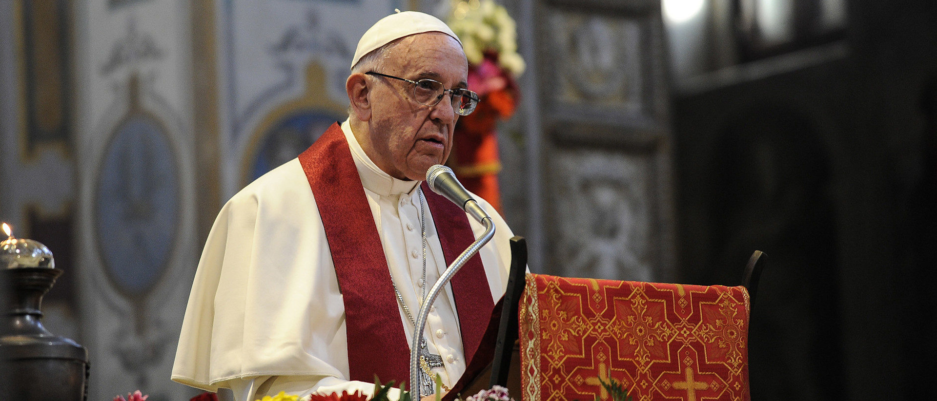 Papst Franziskus 2017 an einem Gottesdienst in der Basilika San Bartolomeo.