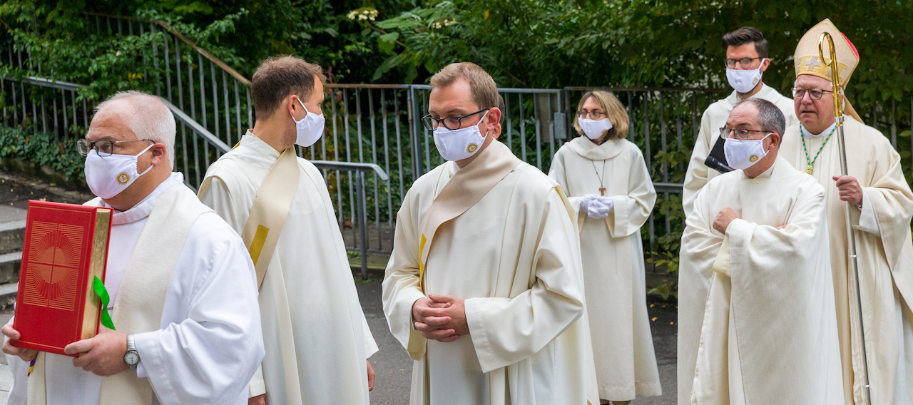 Martin Föhn (3. von links) auf dem Weg zur Priesterweihe. Zweiter von rechts ist Provinzial Christian Rutishauser, ganz rechts ist Bischof Markus Büchel.
