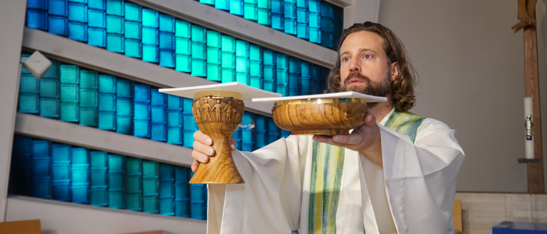 Der Pfarrer Felix Hunger feiert Eucharistie.