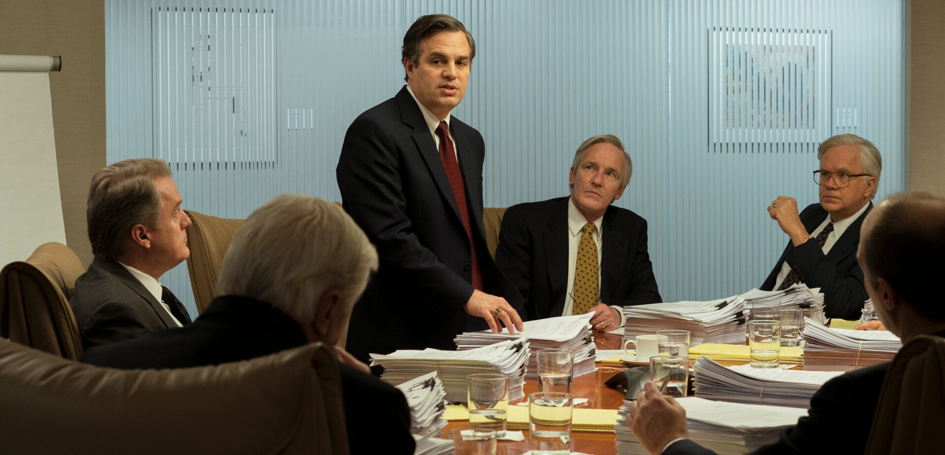 Rob Bilott (Mark Ruffalo, Mitte stehend) muss seine Kollegen von Taft, Stettinius & Hollister überzeugen ©Ascot Elite Entertainment Group