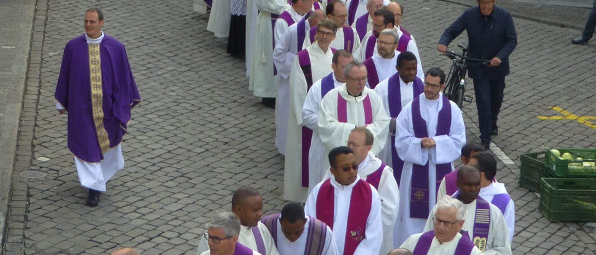 Martin Rohrer (ganz links) - hier bei der Priesterweihe in Schwyz am 6. April 2019.