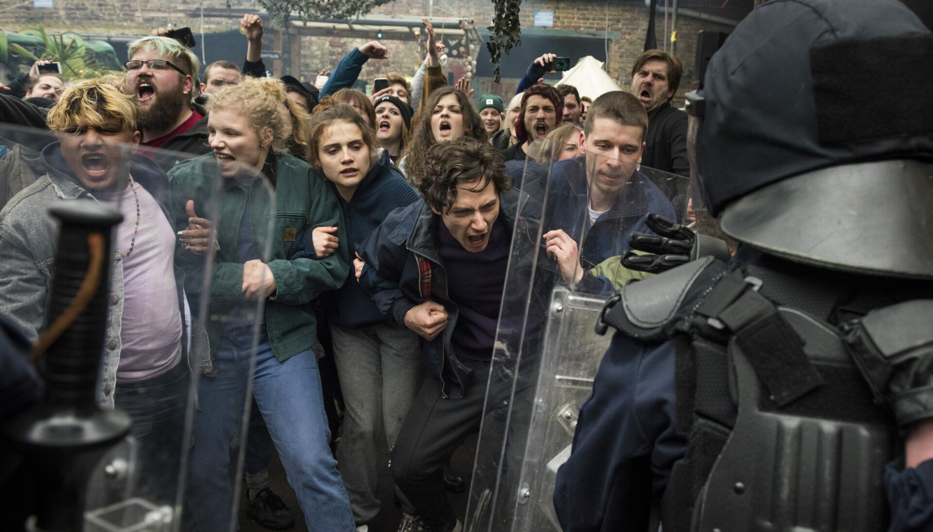 Luisa (Mala Emde) und Alfa (Noah Saavedra, beide Mitte) werden an der Demo von Polizisten eingekesselt.