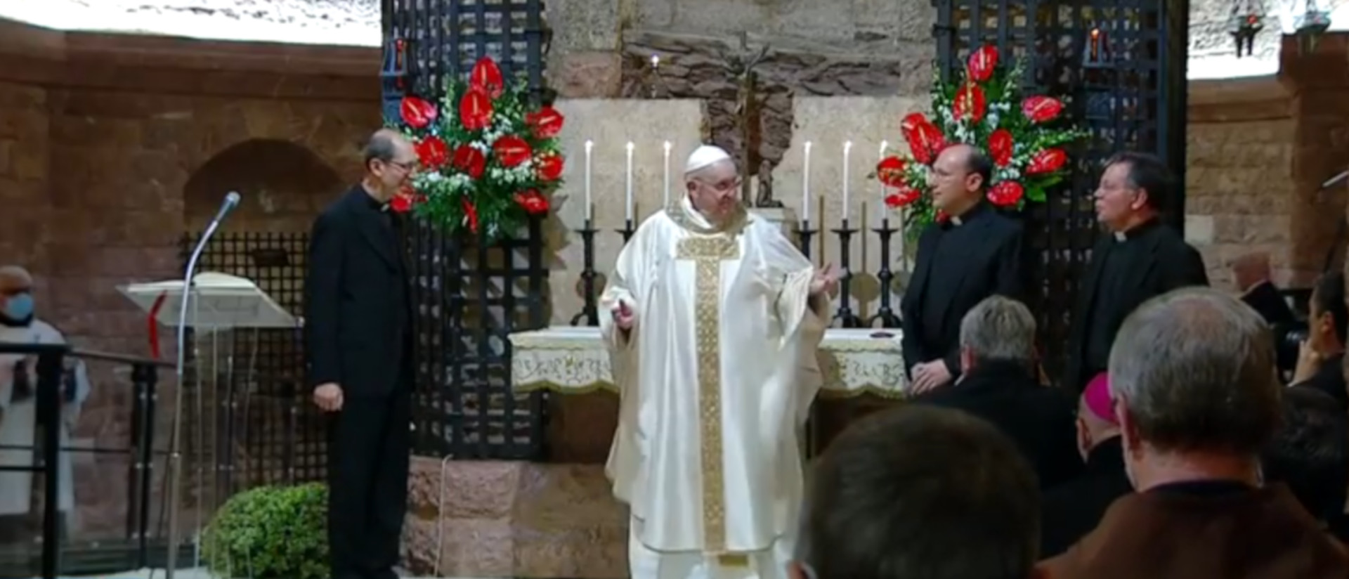 Papst Franzikus mit dem Redaktor (l.) und zwei Übersetzern von "Fratelli tutti"