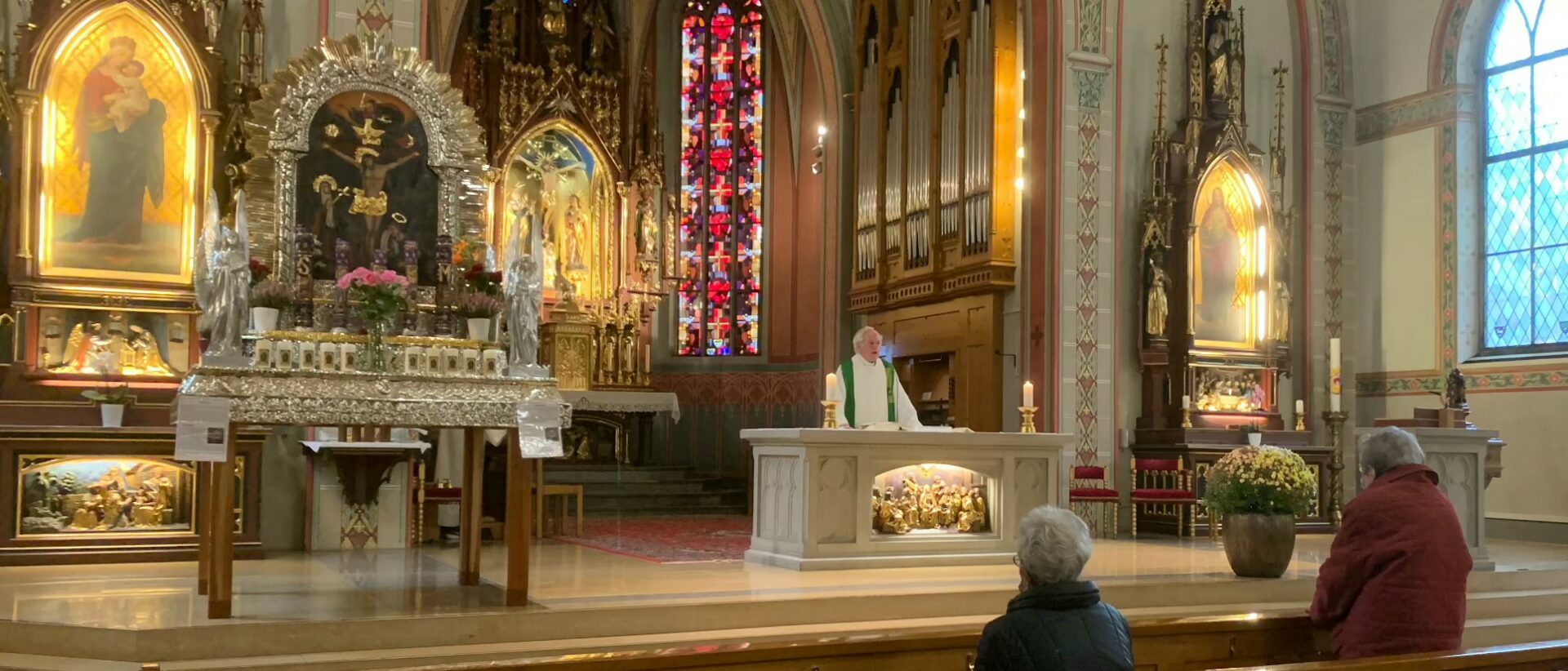 Der Priester Dieter Hattrup trägt am Altar keine Maske.