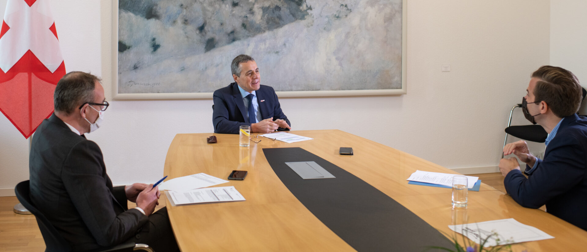 Bundesrat Ignazio Cassis (Mitte) im Gespräch mit kath.ch-Redaktionsleiter Raphael Rauch (rechts).