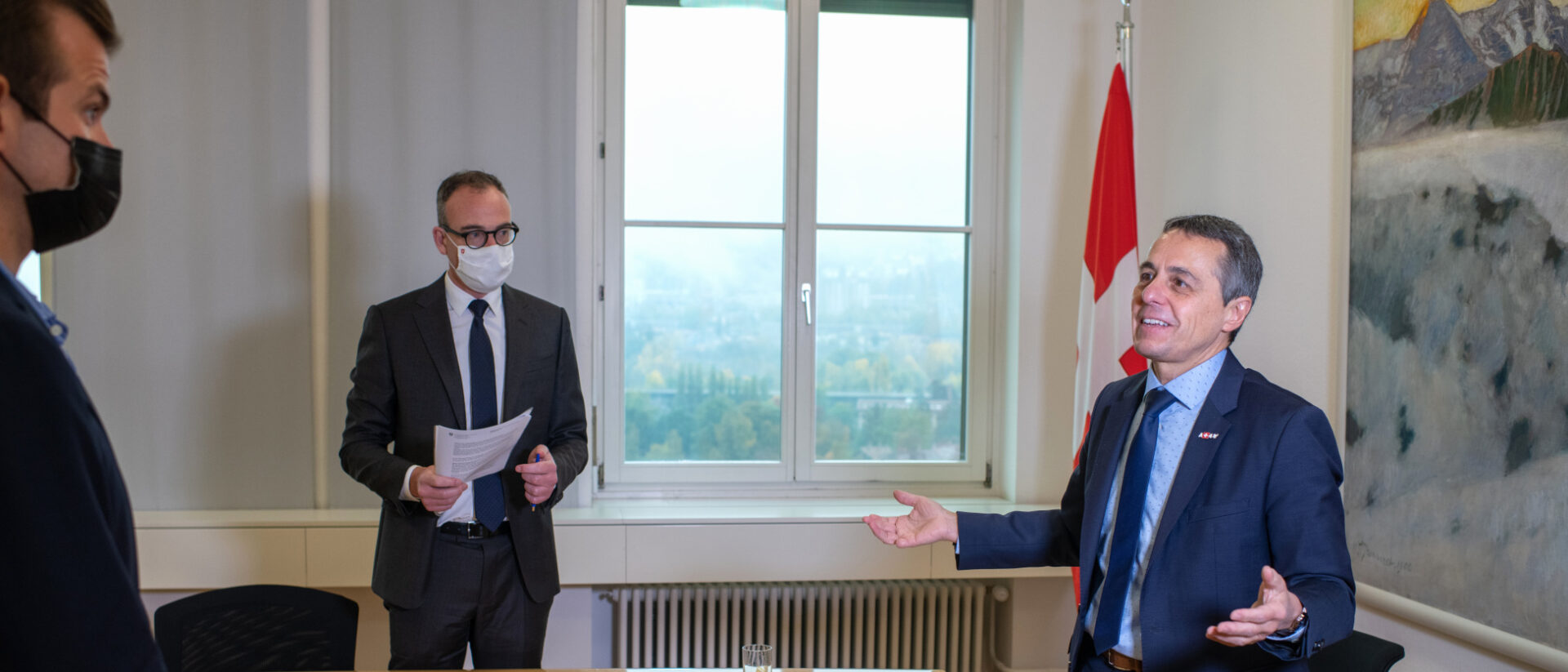 Bundesrat Ignazio Cassis (rechts) im Gespräch mit Raphael Rauch (links). In der Mitte ist Cassis' Sprecher Michael Steiner zu sehen.