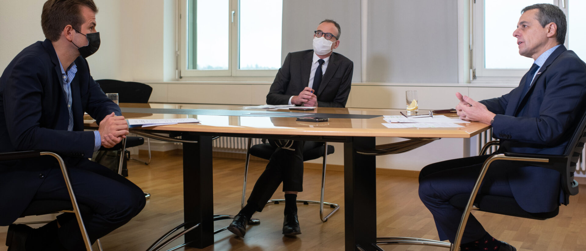 Bundesrat Ignazio Cassis (rechts) im Gespräch mit Raphael Rauch (links). In der Mitte Cassis' Sprecher Michael Steiner.