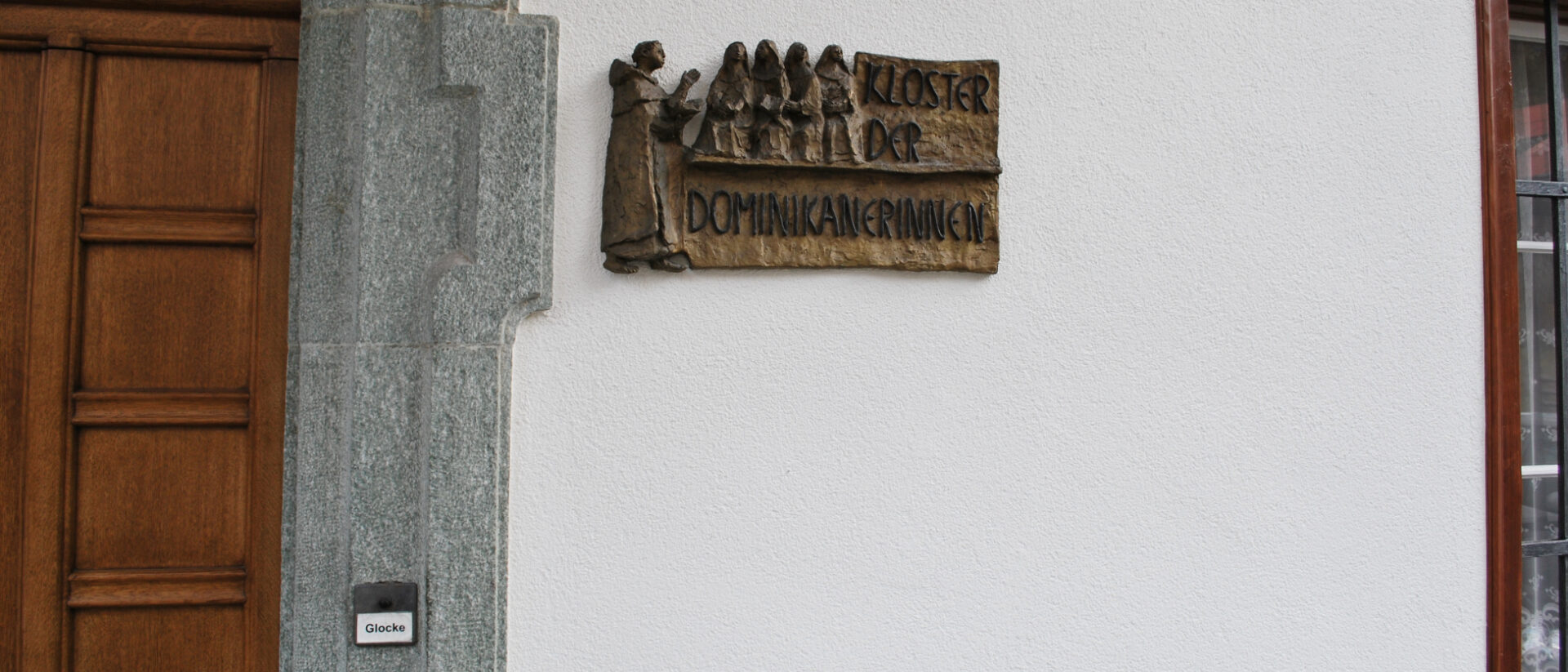 Eingang des Dominikanerinnenklosters Cazis GR