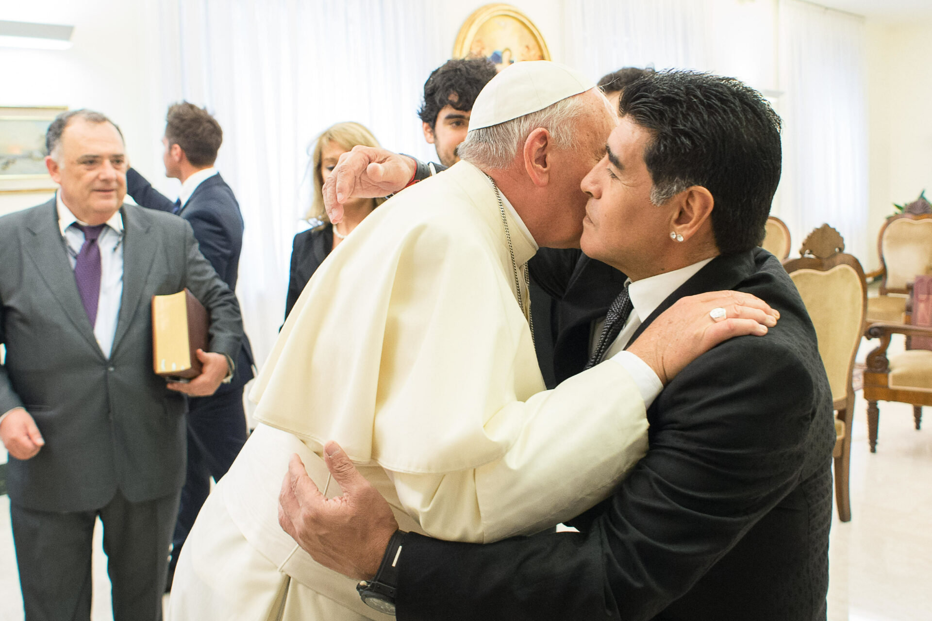 Herzliche Begüssung: Papst Franziskus und der Fussballer Diego Maradona 2014 im Vatikan.