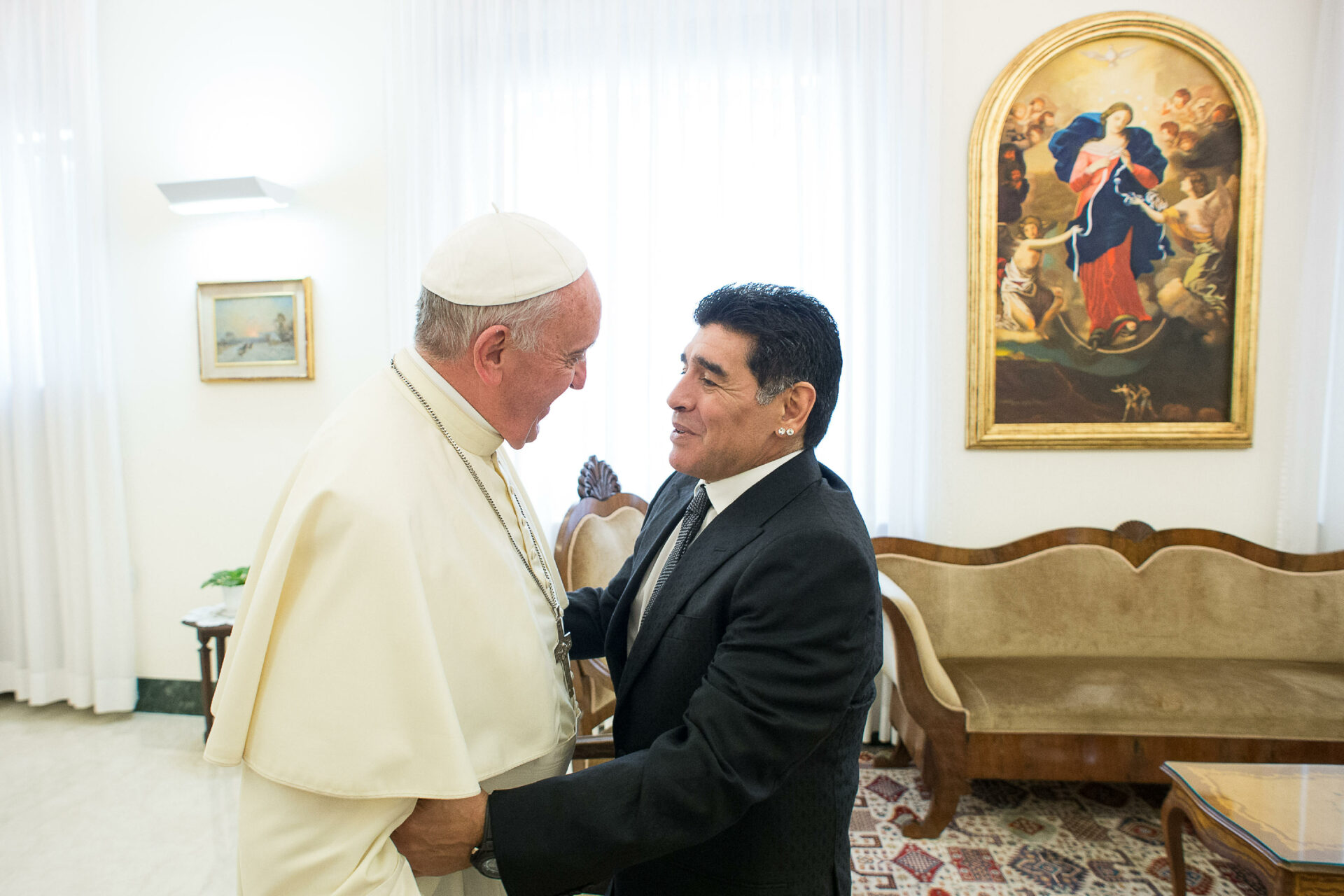 Papst Franziskus und Diego Maradona umarmen sich im September 2014.