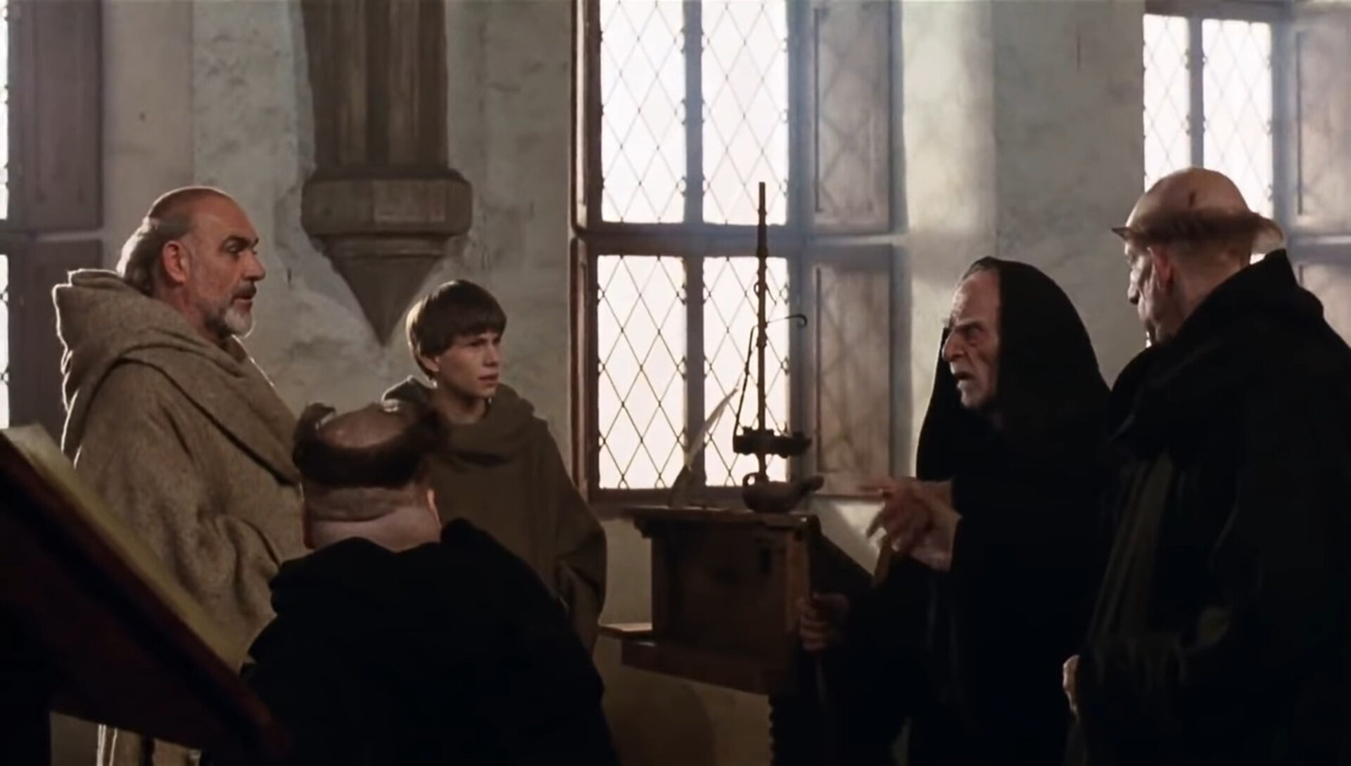 Disput über das Lachen zwischen William von Baskerville (Sean Connery, li.) und dem alten Jorge von Burgos (Fjodor Schaljapin, 2.v.re.). Screenshot «Der Name der Rose»