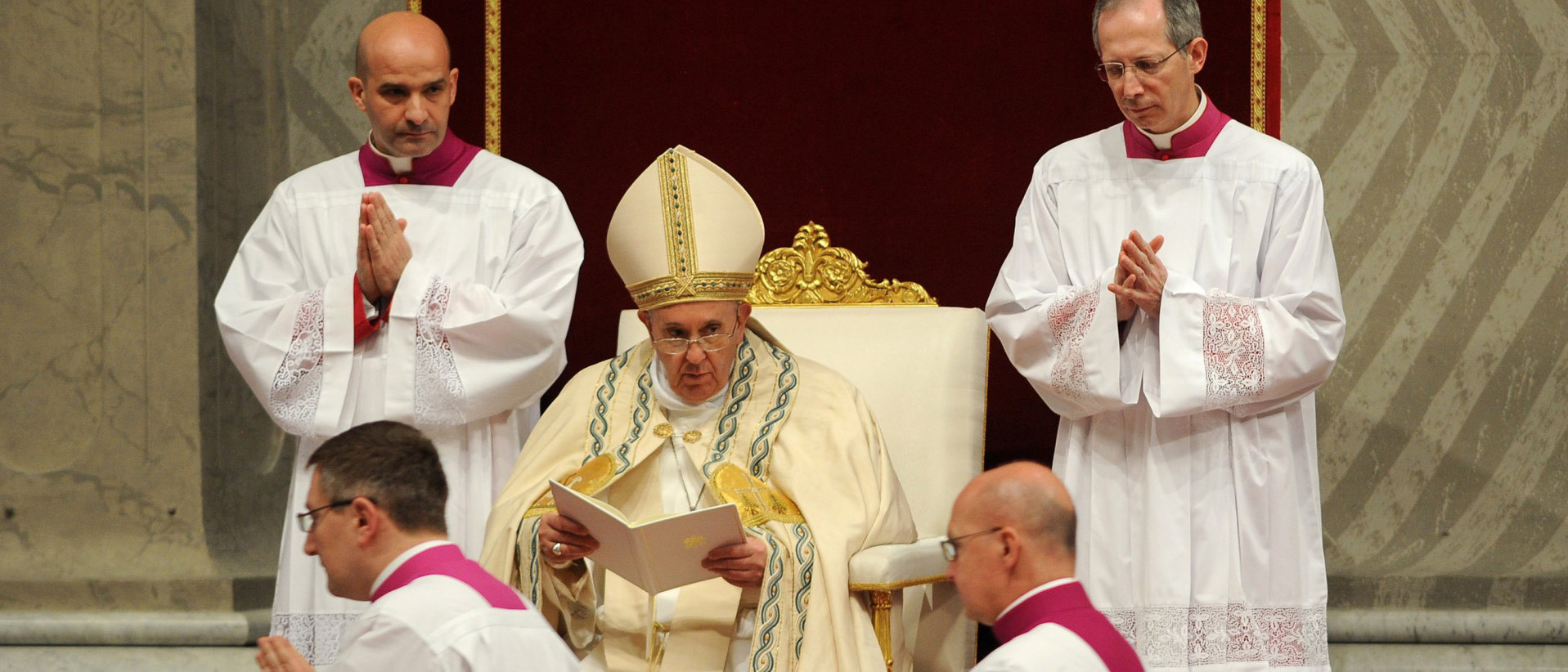 Papst Franziskus eröffnet das ausserordentliche Heilige Jahr 2015.