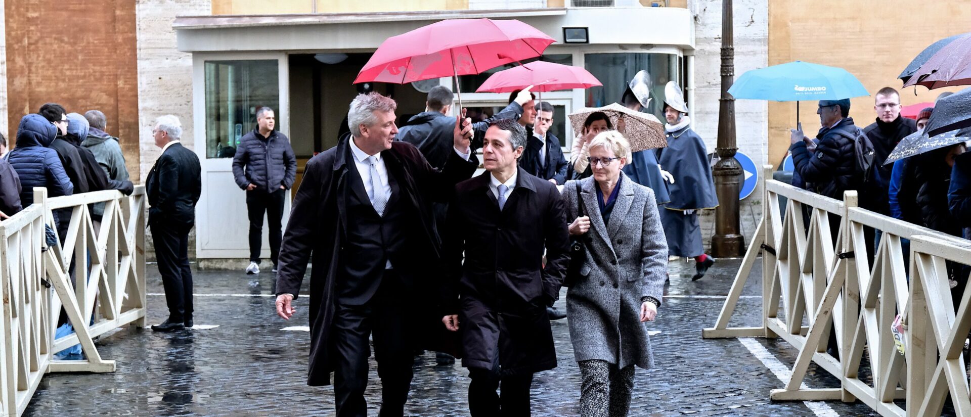 Eine wichtige Beschäftigung von Botschaftern am Heiligen Stuhl: Politiker zum Papst zu begleiten. Hier Botschafter Denis Knobel (links) mit Bundesrat Ignazio Cassis und Ehefrau Paola.