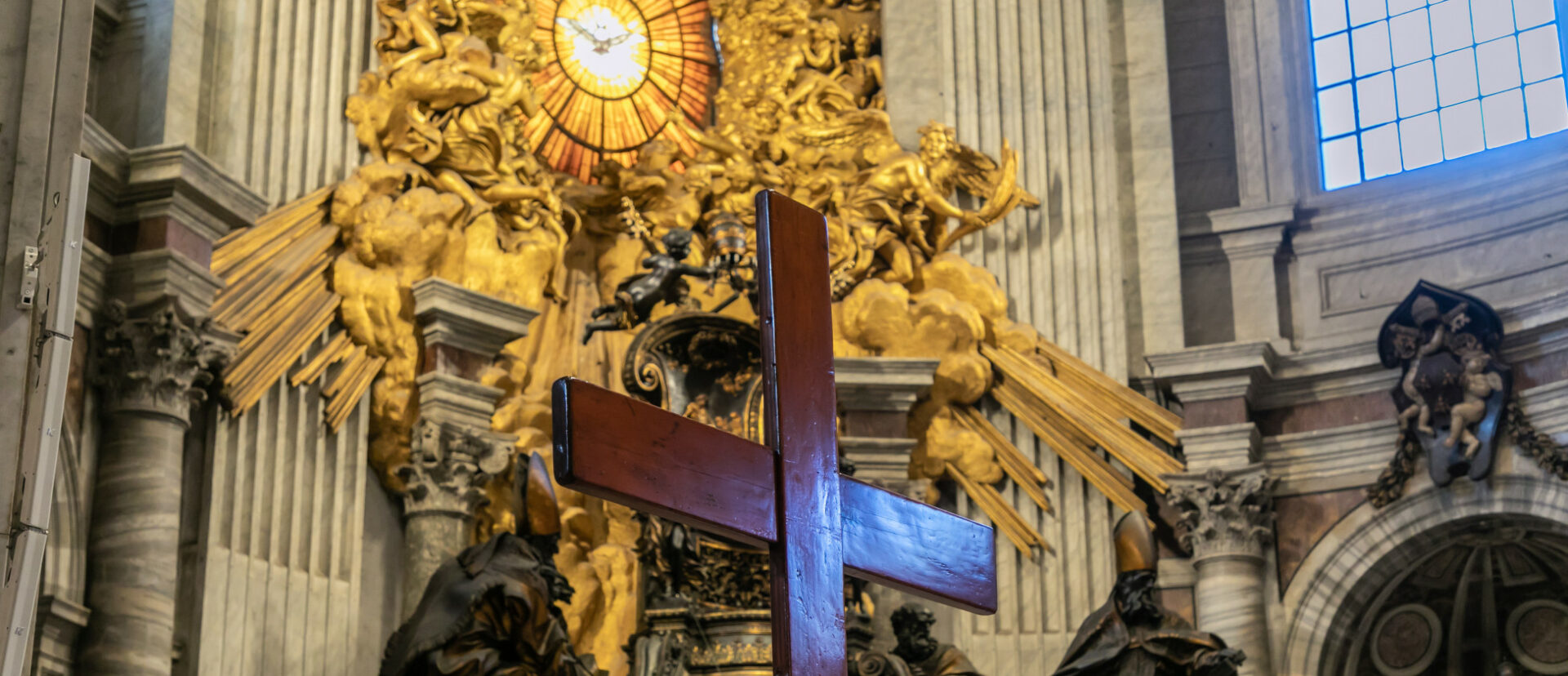 Das Weltjugendtagskreuz im Petersdom anlässlich einer Messe mit Papst Franziskus.