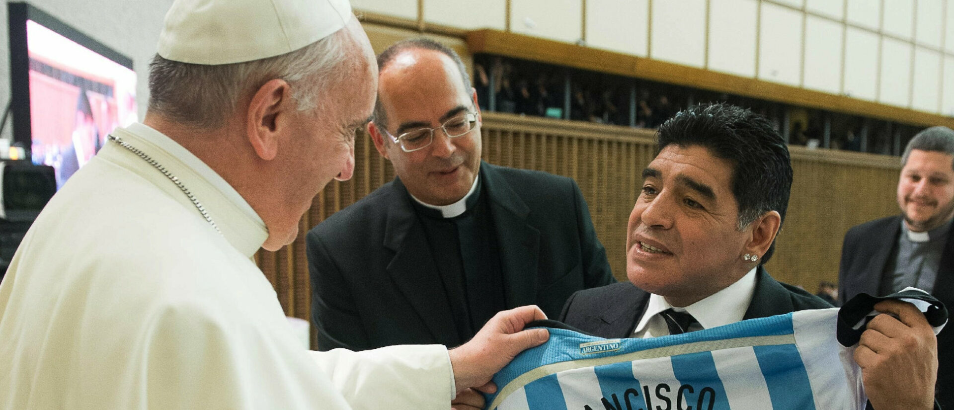 Fussballer Diego Maradona überreicht Papst Franziskus ein Trikot der argentinischen Nationalmannschaft.