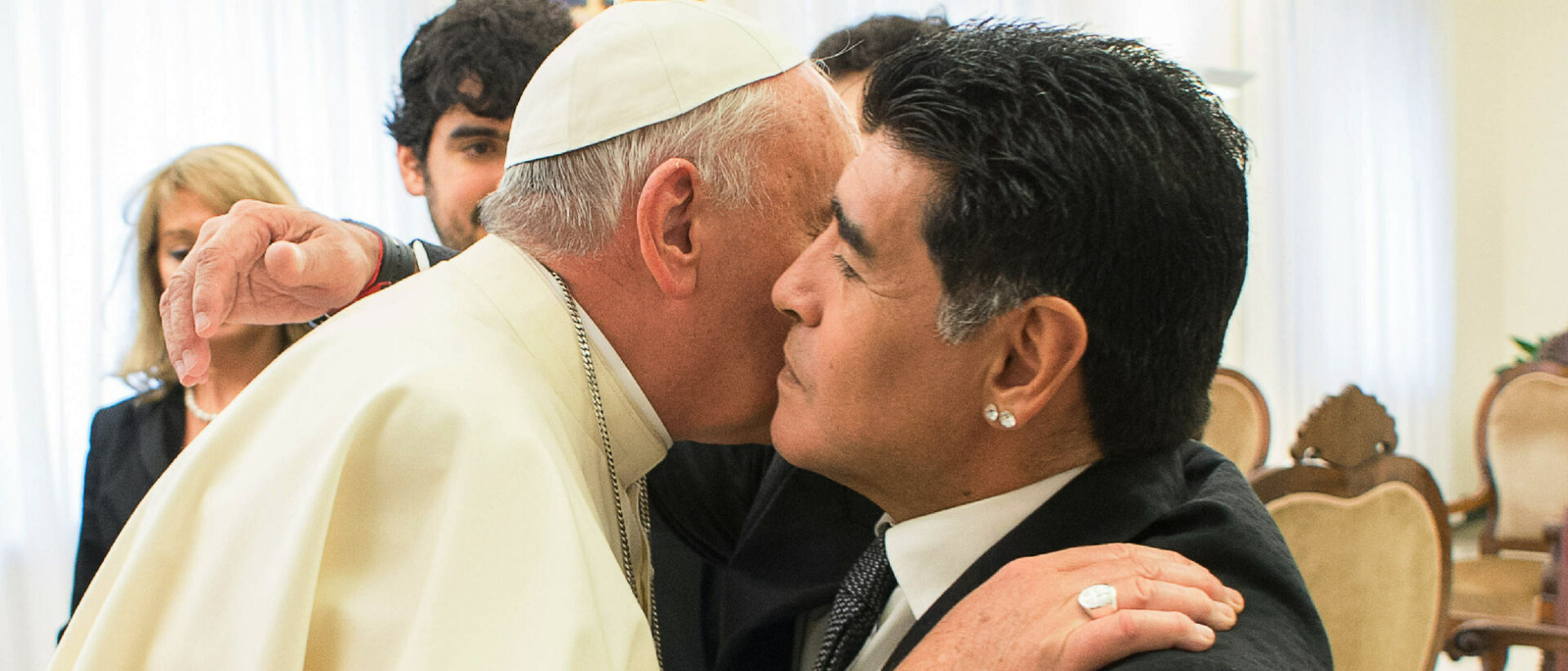 Herzliche Begüssung: Papst Franziskus und der Fussballer Diego Maradona 2014 im Vatikan.