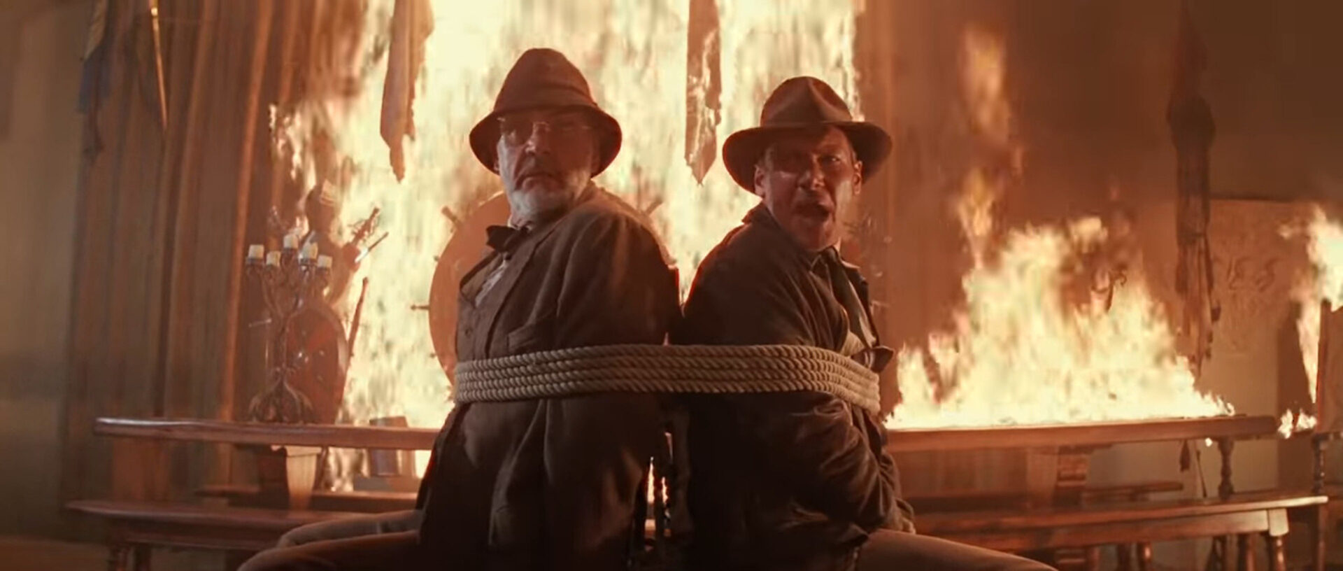 Professor Henry Jones (Sean Connery, li.) und sein Sohn Indiana Jones (Harrison Ford) kommen auf der Suche nach dem Heiligen Gral immer wieder in brenzlige Situationen. Screenshot aus «Indiana Jones und der letzte Kreuzzug» (Steven Spielberg, US 1989).
