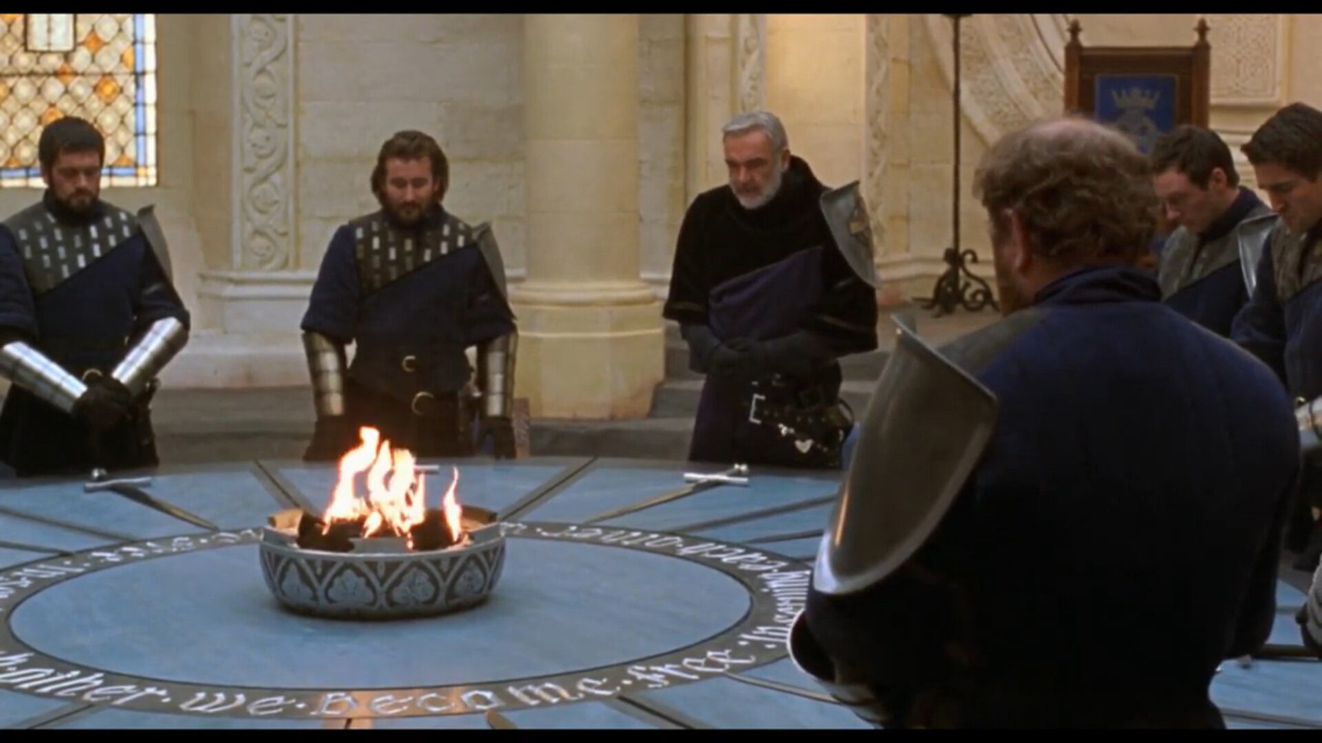 König Artus (Sean Connery, Mitte) betet mit seinen Rittern an der Tafelrunde. Screenshot aus «Der 1. Ritter» (Jerry Zucker, US 1995).