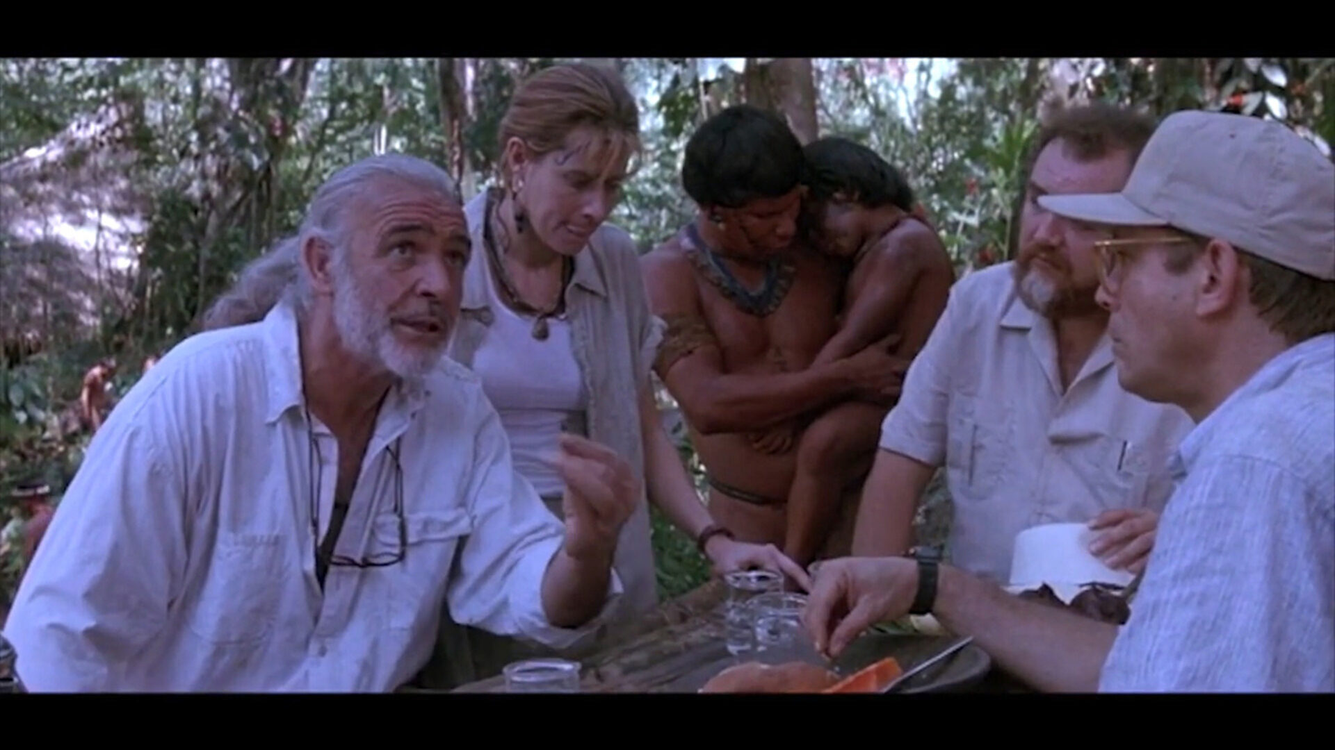 Dr. Campbell (Sean Connery, li.) will Naturmedizin im Einklang mit der Bevölkerung herstellen. Screenshot aus «Medicine Man» (John McTiernan, US 1992).