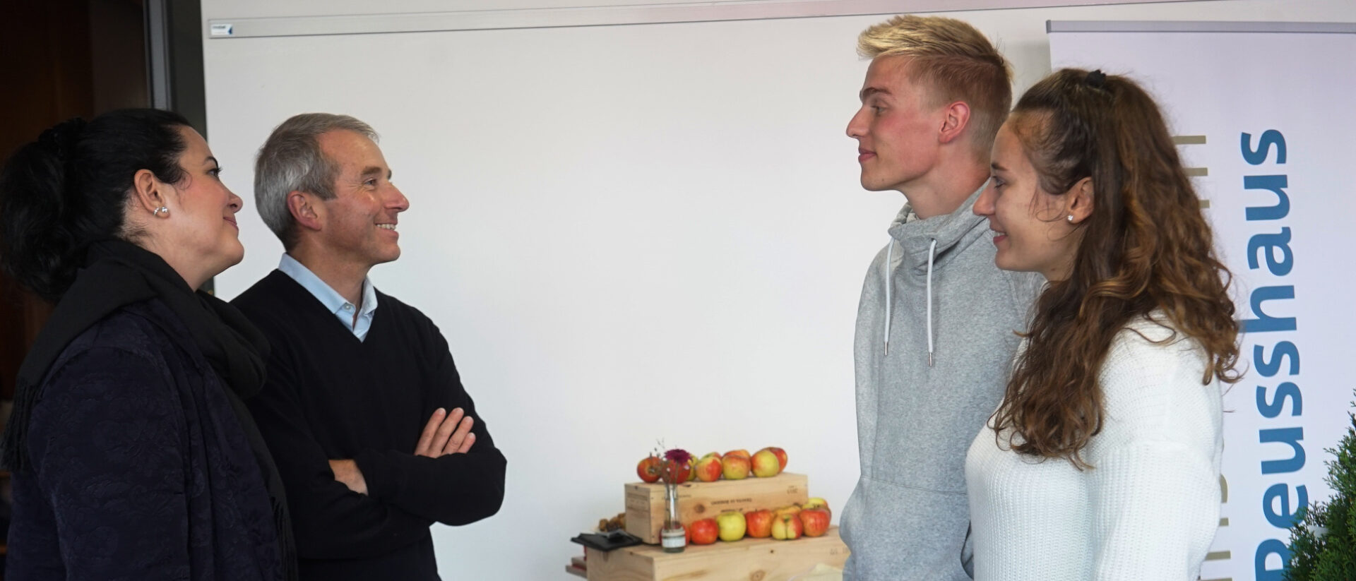 Ruedi Beck im Gespräch mit Adoray-Jugendlichen.