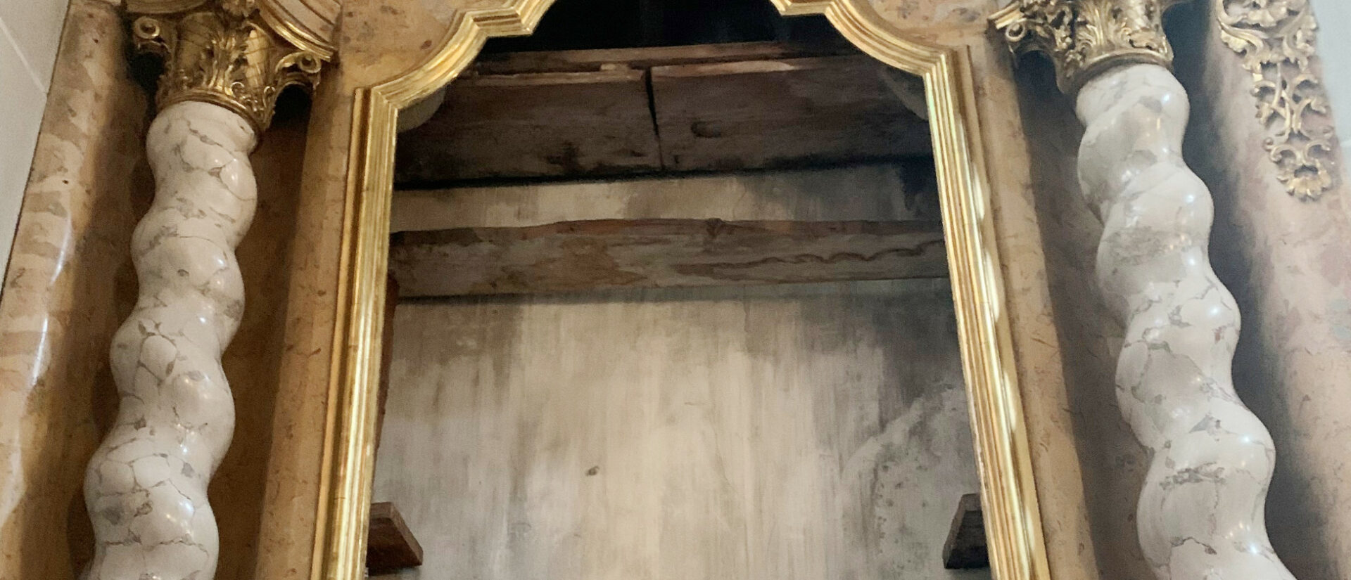 Seitenaltar ohne Bild – es befindet sich beim Restaurator.