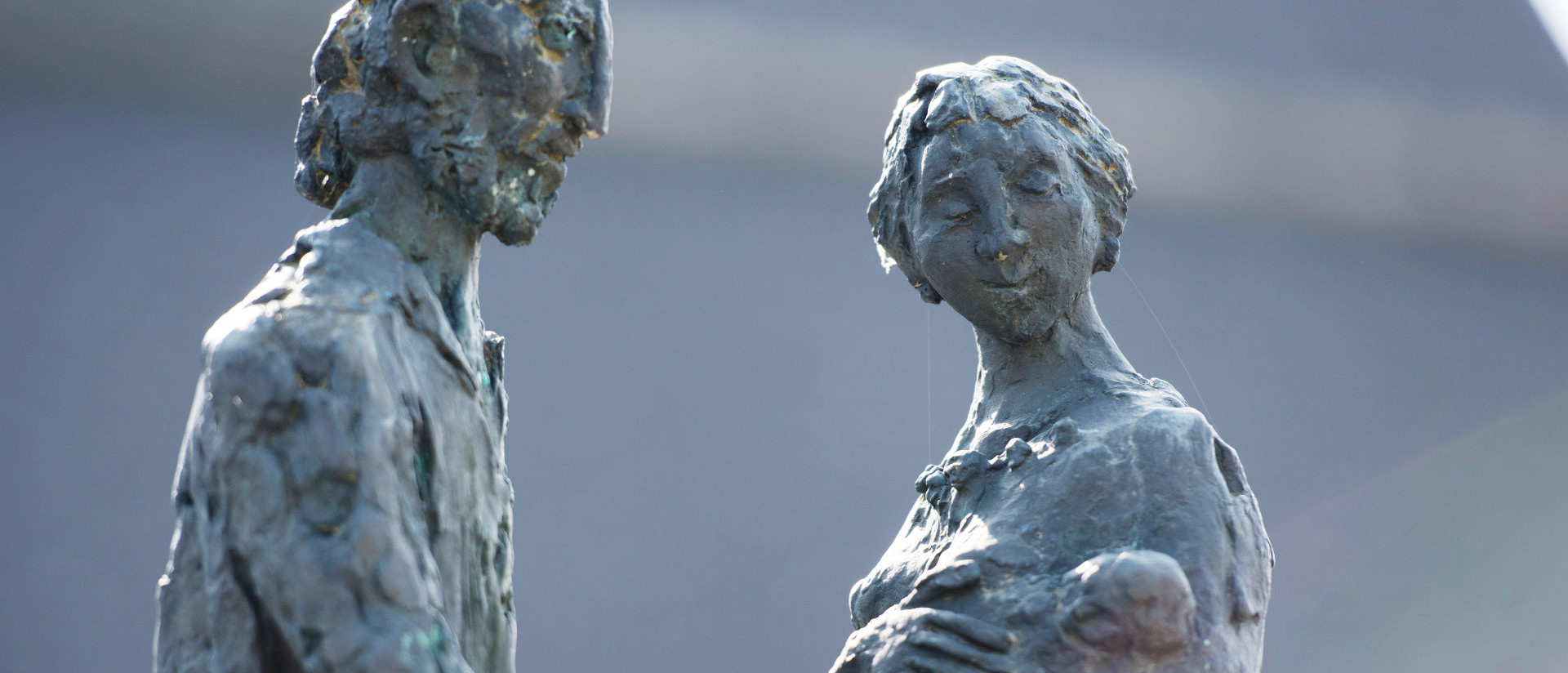 Starke Frau und Mutter: Dorothee Wyss – mit Niklaus von Flüe. Statue von Hugo Imfeld, Stalden.