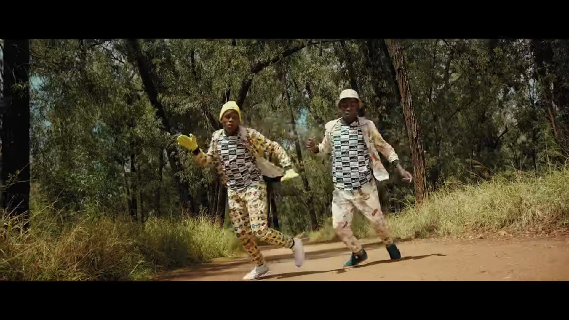 Screenshot. Zwei Tänzer im Original-Musikvideo zu «Jerusalema».