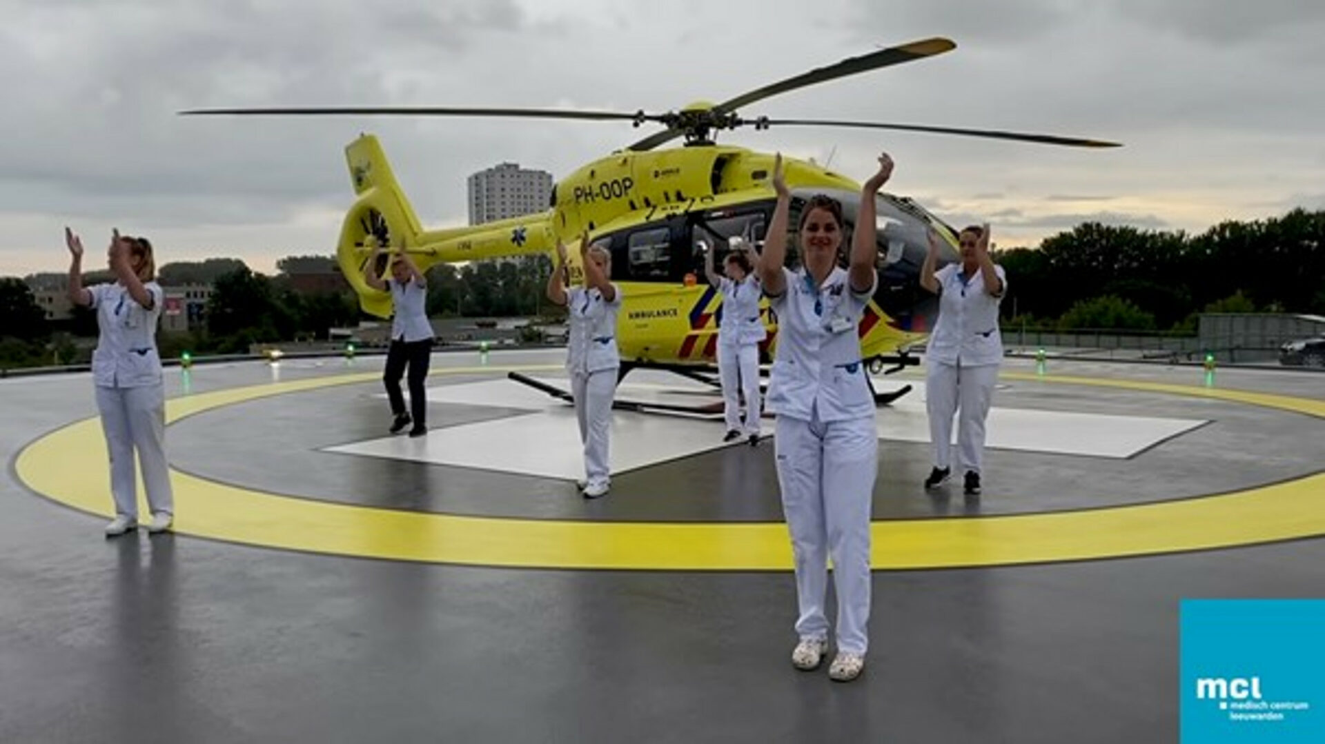 Screenshot. Angestellte eines Krankenhauses in Leeuwarden, Niederlande, tanzen zu «Jerusalema».
