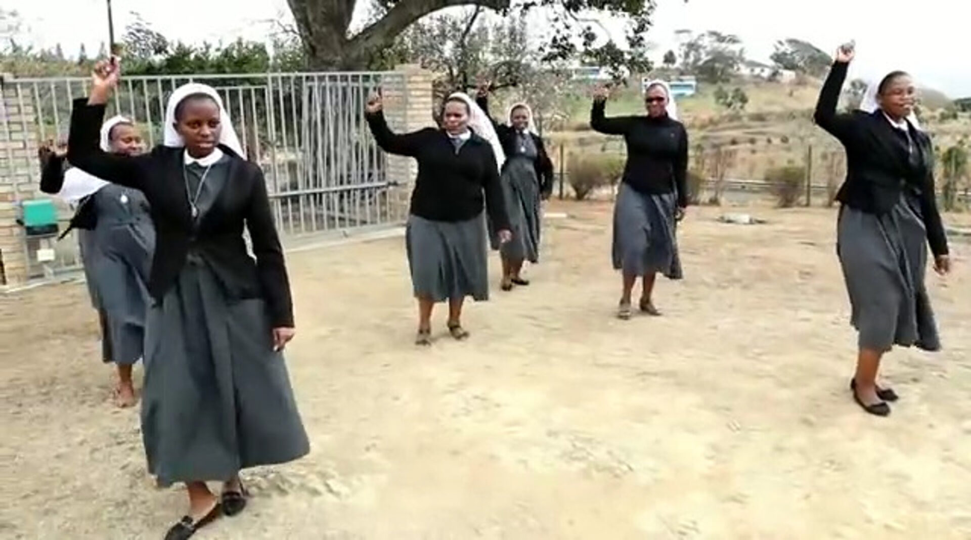 Screenshot. Novizinnen der Daughters of St Francis of Assisi (FSF), Izotsha, Diözese Umzimkulu, tanzen zu «Jerusalema».