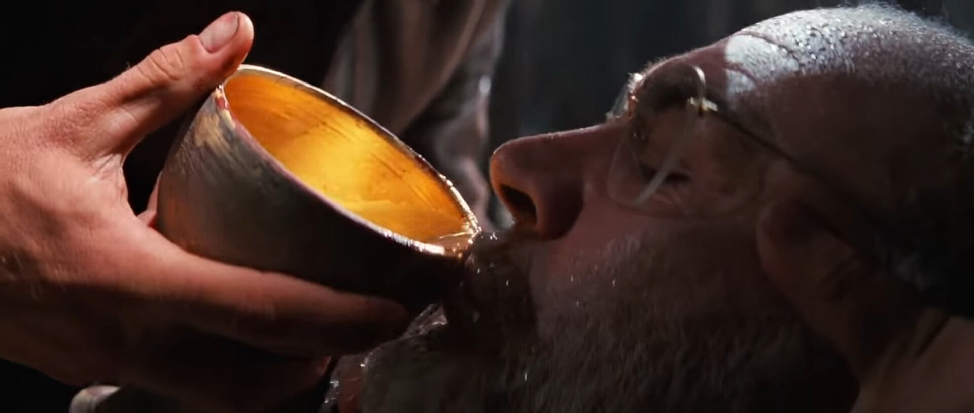 Sean Connery als Professor Henry Jones trinkt aus dem Heiligen Gral. Screenshot aus «Indiana Jones und der letzte Kreuzzug» (Steven Spielberg, US 1989).