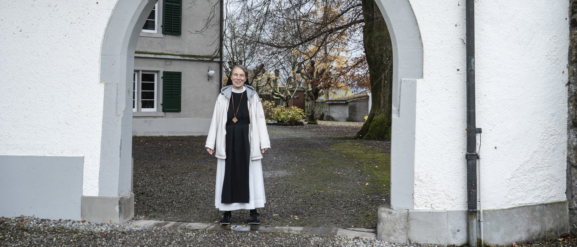 Äbtissin Monika Thumm im Eingang des Klosters Mariazell-Wurmsbach