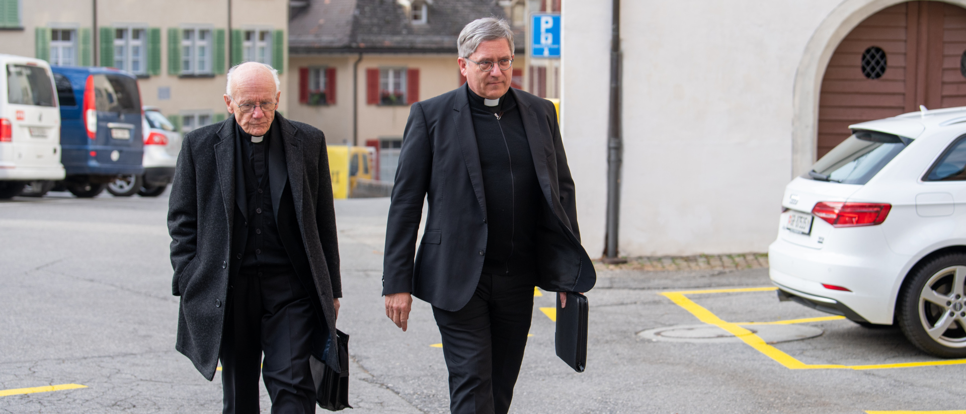 Die Domherren Martin Bürgi (li.) und Roland Graf auf dem Weg ins bischöfliche Schloss