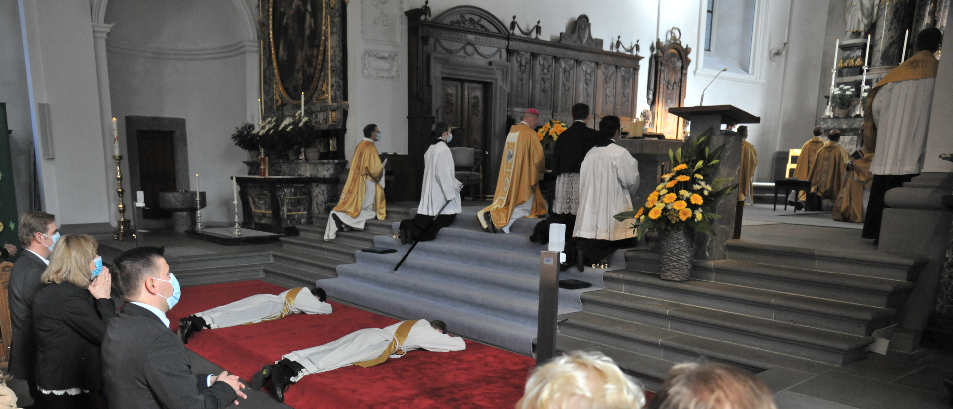 Die Diakone liegen auf dem Boden und warten auf die Priesterweihe.