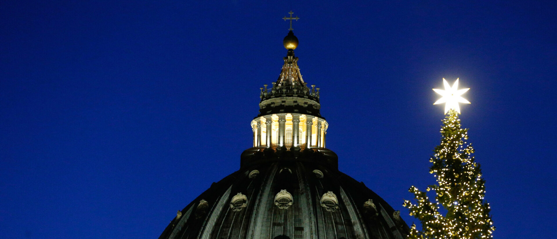 Der erleuchtete Christbaum mit einem Stern auf der Spitze auf dem Petersplatz neben der Kuppel des Petersdoms am 5. Dezember 2019 im Vatikan.